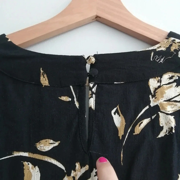 Free People Smocked Crop Blouse Plunging  V-Neck Black with Tan, Cream Floral XS - Picture 9 of 15